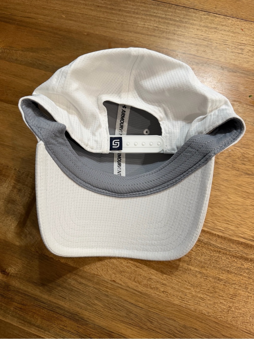 Under Armour adjustable White Cap with Navy Logo Patch - Picture 2 of 3